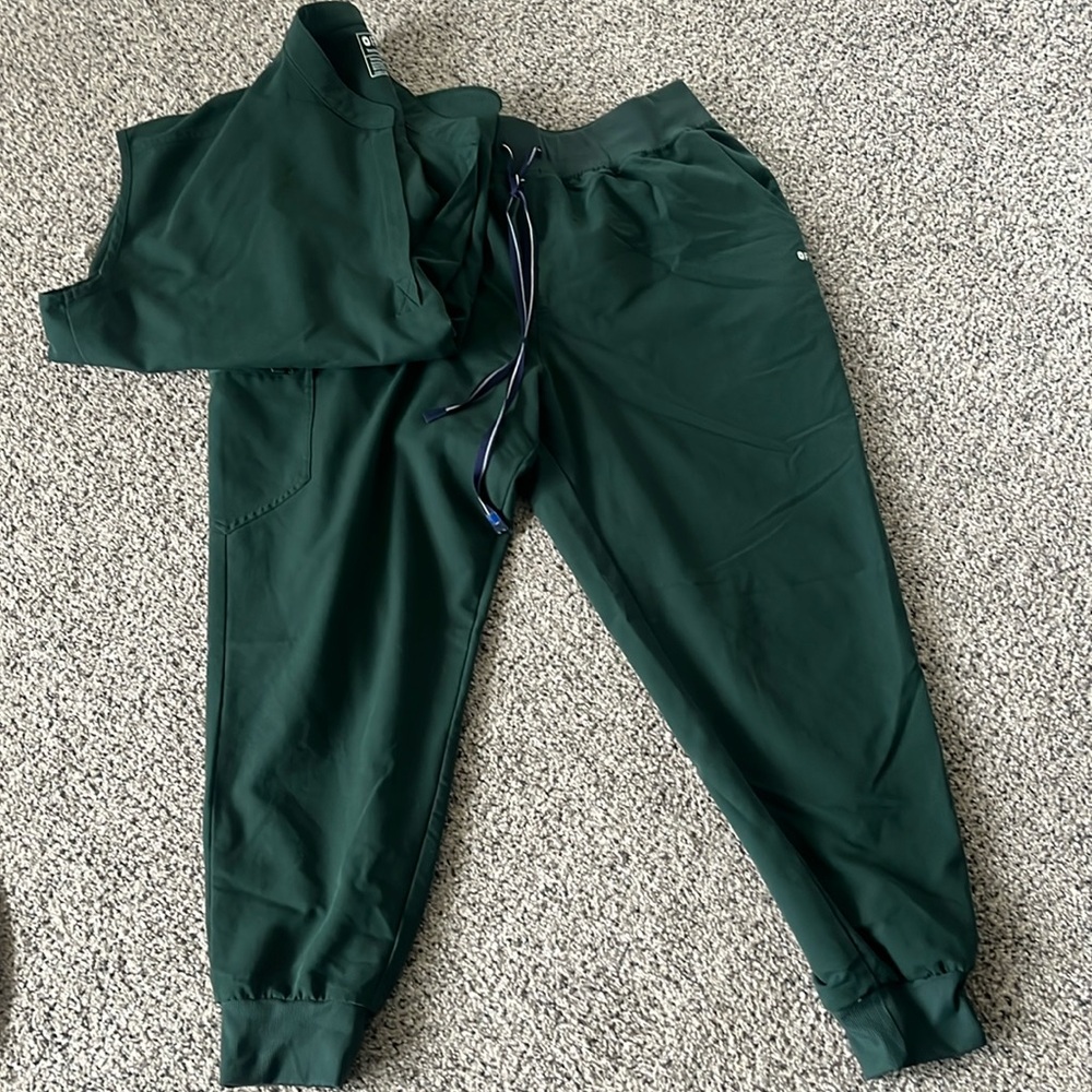 Figs Scrubs. High waisted jogger bottom. Rafaela top.